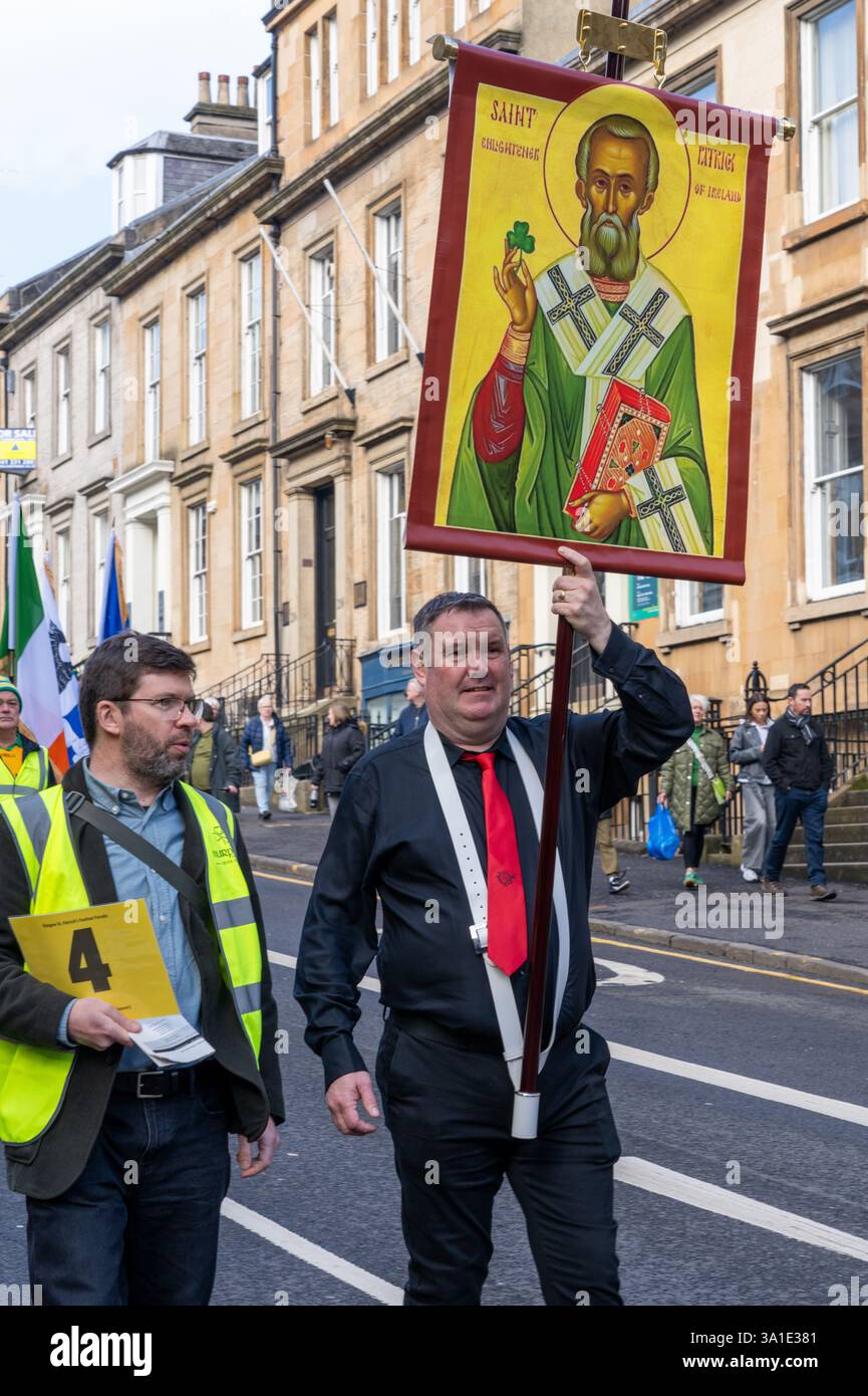Glasgow Écosse, Royaume-Uni. 08 mars 2025. Fête de la St Patrick. Mars dirigé par les gagnants du groupe de marche de All Ireland St Roch's et rejoint par les Glasgow Irish Dancing Schools ainsi que les clubs GAA Glasgow Gaels et tir Connell Harps, St James the Great CCE, Irish Minstrels CCS et le groupe d'histoire irlandaise Govanhill. Crédit R. Nouvelles en direct de Gass /Alamy Banque D'Images