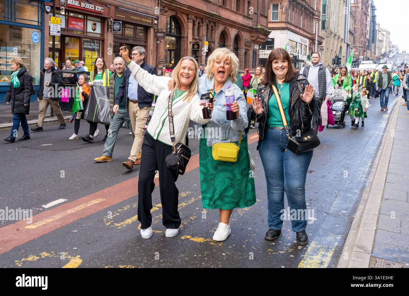 Glasgow Écosse, Royaume-Uni. 08 mars 2025. Fête de la St Patrick. Mars dirigé par les gagnants du groupe de marche de All Ireland St Roch's et rejoint par les Glasgow Irish Dancing Schools ainsi que les clubs GAA Glasgow Gaels et tir Connell Harps, St James the Great CCE, Irish Minstrels CCS et le groupe d'histoire irlandaise Govanhill. Crédit R. Nouvelles en direct de Gass /Alamy Banque D'Images