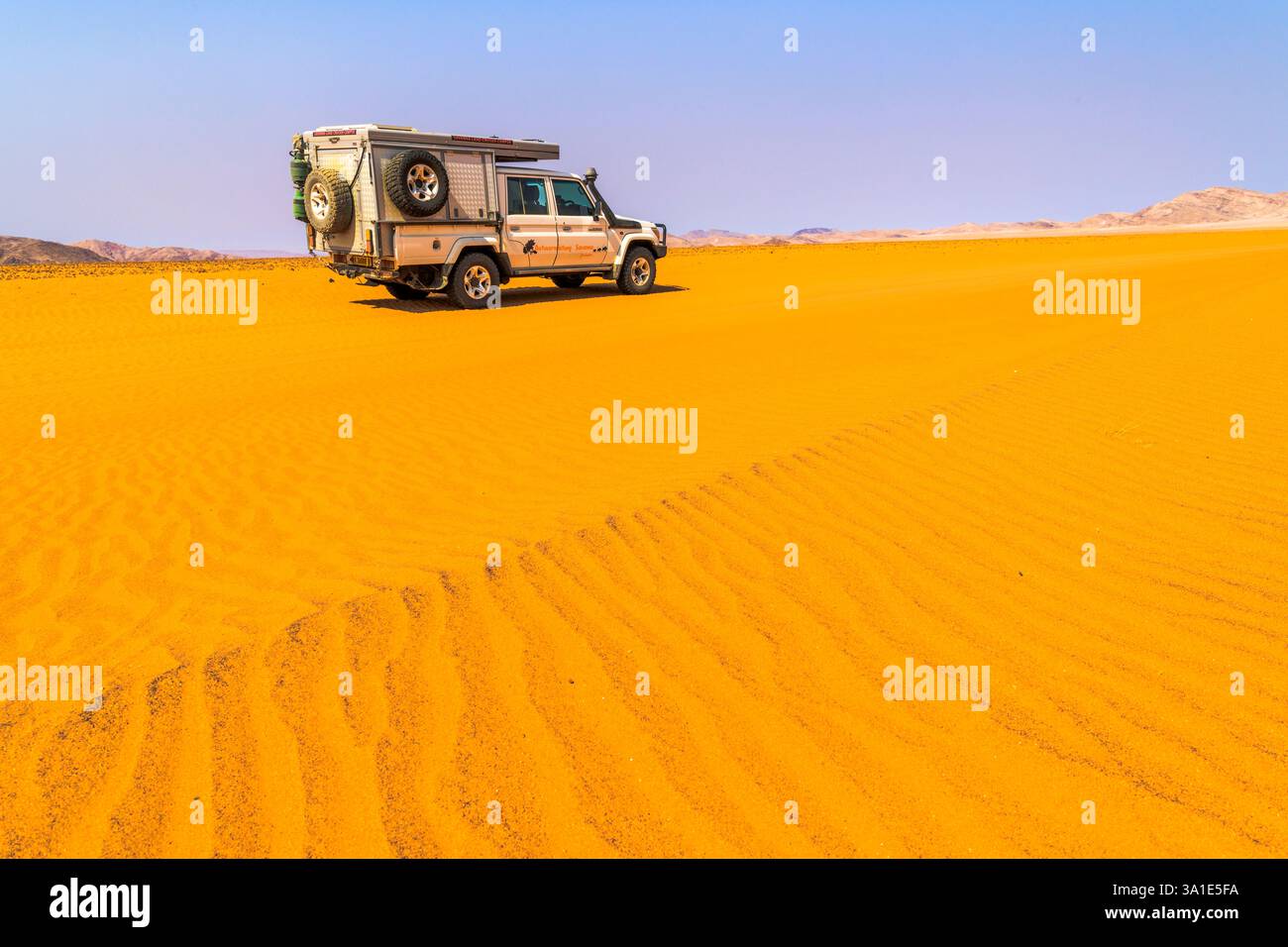GANAMUB, NAMIBIE - 9 AOÛT 2024 : 4x4 voiture de location de 'Autovermietung Savanna' à Giribbes Plains Banque D'Images GANAMUB, NAMIBIE - 9 AOÛT 2024 : 4x4 voiture de location de 'Autovermietung Savanna' à Giribbes Plains Banque D'Images