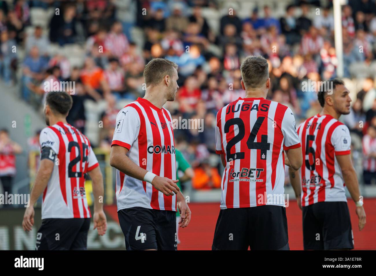 CRACOVIE, POLOGNE, 8 mars 2025, Un match de football dans le PKO BP Ekstraklasa premier rang entre CRACOVIA ET RADOMIAK RADOM, OP : Zawodnicy CRACOVIA crédit : Piotr Front/Alamy Live News Banque D'Images