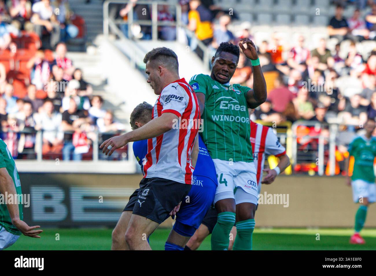 CRACOVIE, POLOGNE, 8 mars 2025, Un match de football dans le PKO BP Ekstraklasa premier rang entre CRACOVIE ET RADOMIAK RADOM, OP : BENJAMIN KALLMAN crédit : Piotr Front/Alamy Live News Banque D'Images