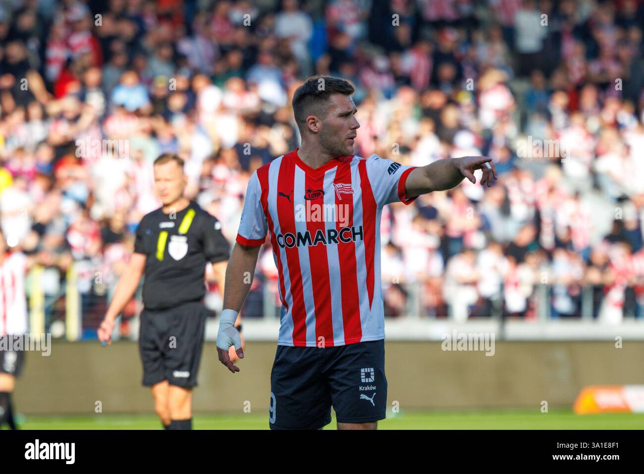 CRACOVIE, POLOGNE, 8 mars 2025, Un match de football dans le PKO BP Ekstraklasa premier rang entre CRACOVIE ET RADOMIAK RADOM, OP : BENJAMIN KALLMAN crédit : Piotr Front/Alamy Live News Banque D'Images