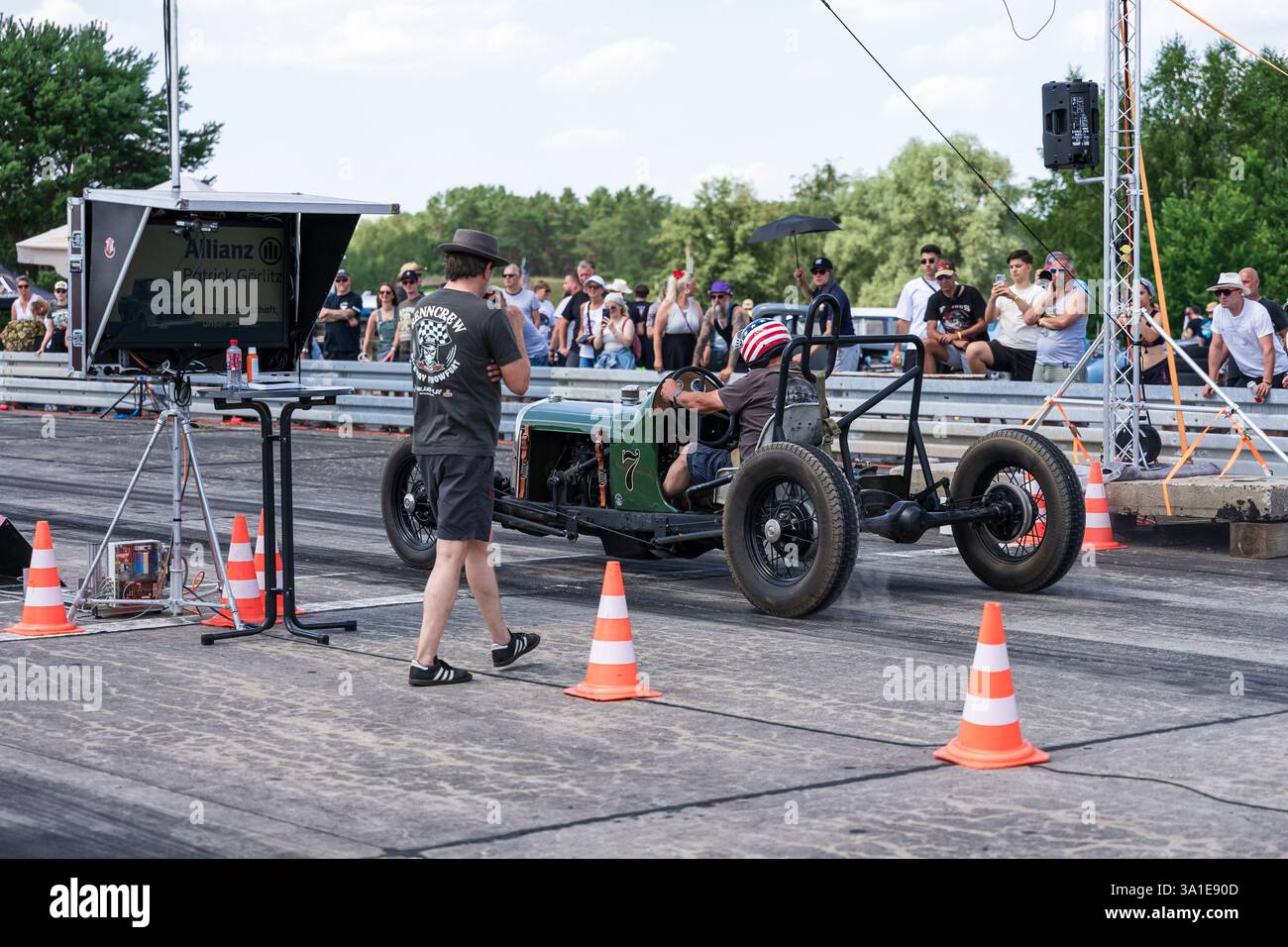 FINOWFURT, ALLEMAGNE - 28 JUIN 2024 : le hot Rod personnalisé sur la ligne de course. Vue arrière. Roadrunner's Paradise Race 61 Festival. Banque D'Images