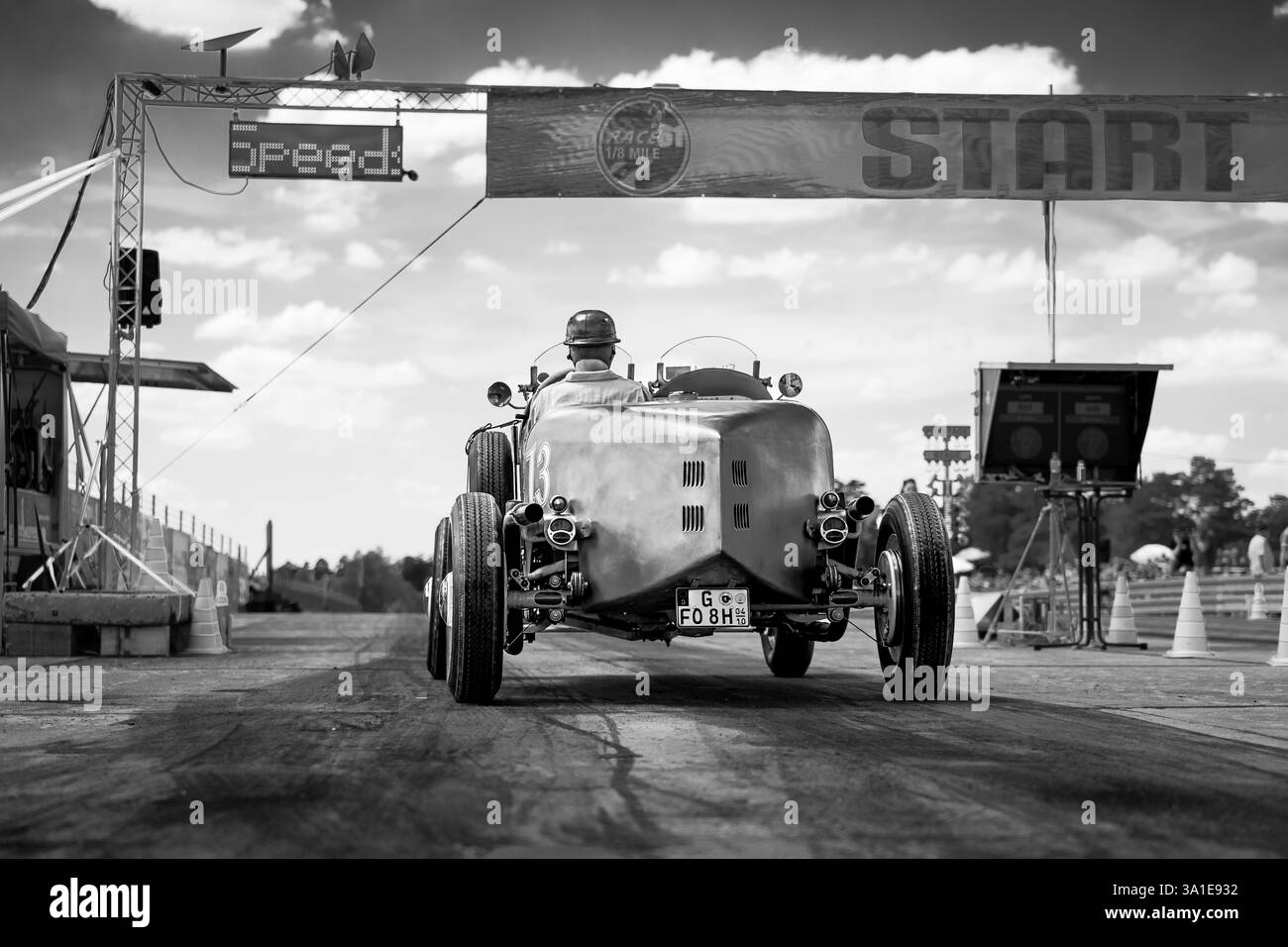 FINOWFURT, ALLEMAGNE - 28 JUIN 2024 : une voiture de course sur la ligne de départ. Vue arrière. Noir et blanc. Roadrunner's Paradise Race 61 Festival. Banque D'Images