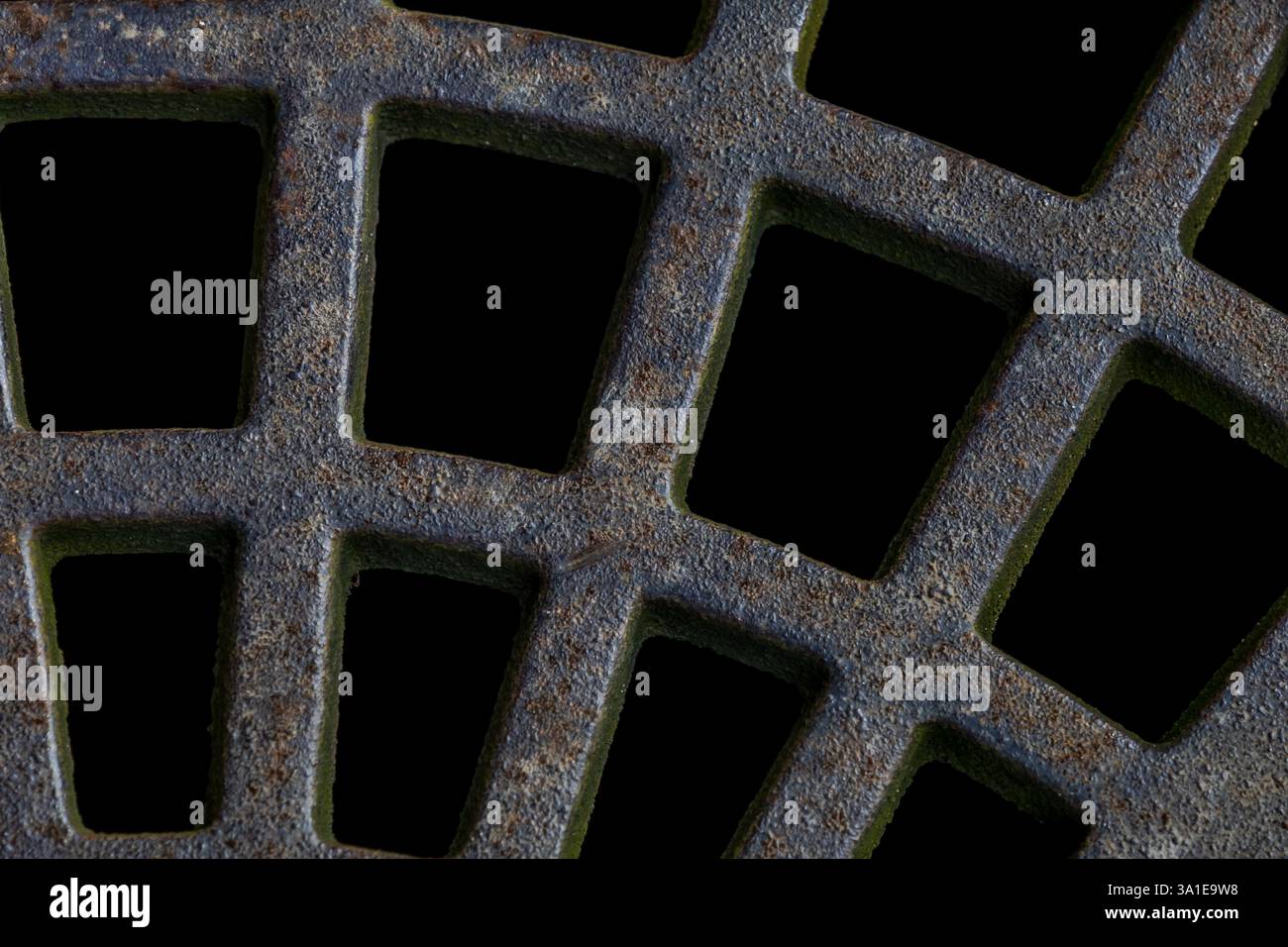 Gros plan des grilles métalliques rouillées, montrant leur texture vieillie et leur motif complexe de corrosion Banque D'Images