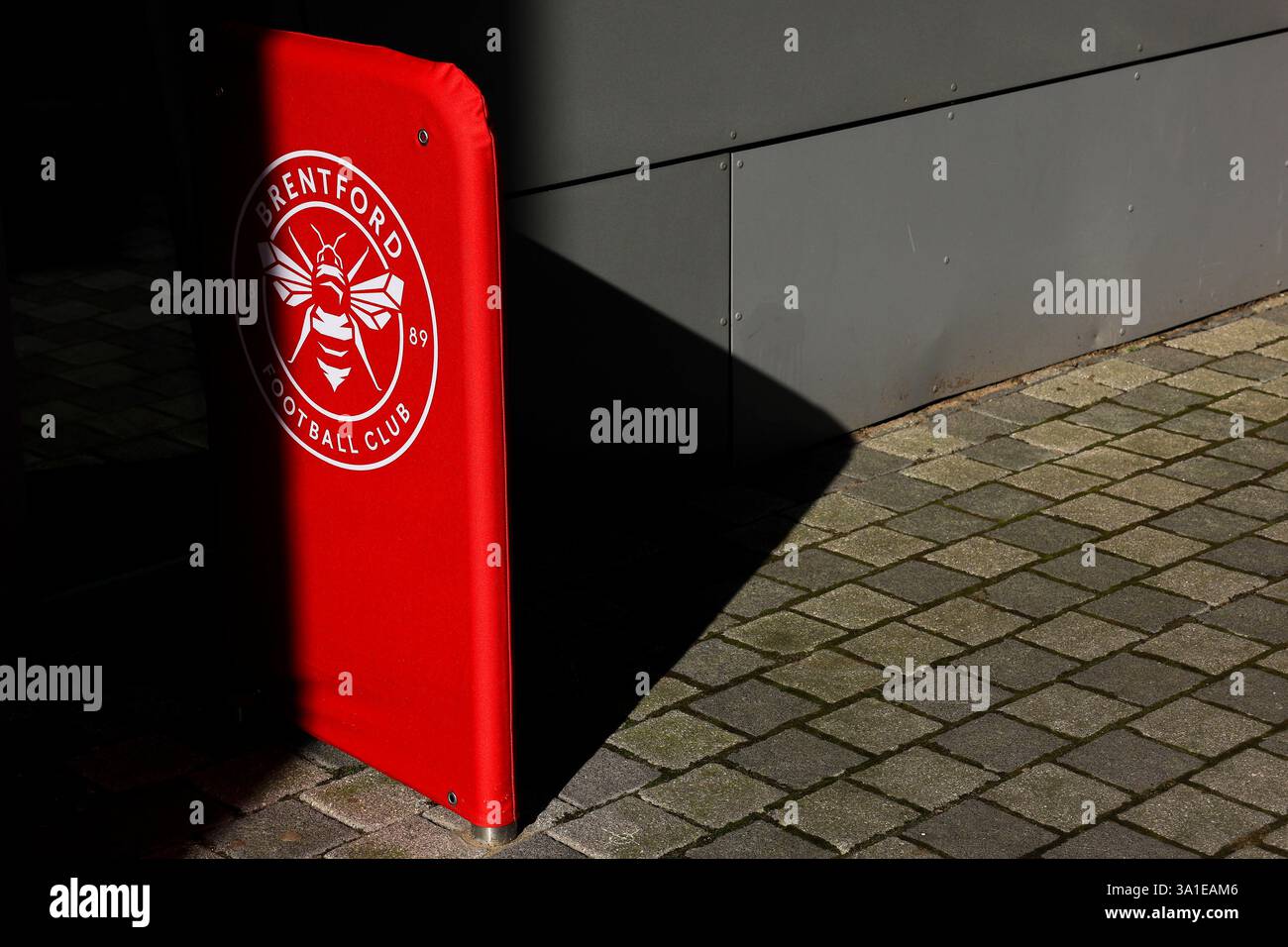 8 mars 2025 ; Gtech Community Stadium, Brentford, Londres, Angleterre; premier League Football, Brentford contre Aston Villa ; une vue générale à l'extérieur du stade communautaire Gtech avant le coup d'envoi Banque D'Images