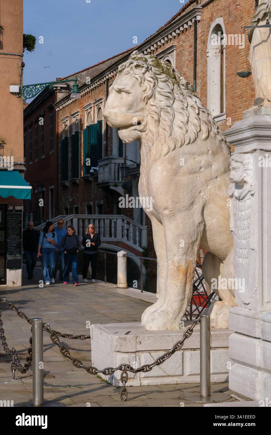 Venise, Italie - 12 octobre 2024 : vue rapprochée d'une statue de lion en marbre et d'une figure de justice à l'entrée de l'arsenal vénitien Banque D'Images