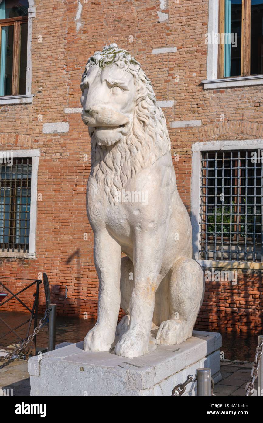 Venise, Italie - 12 octobre 2024 : vue rapprochée d'une statue de lion en marbre et d'une figure de justice à l'entrée de l'arsenal vénitien Banque D'Images