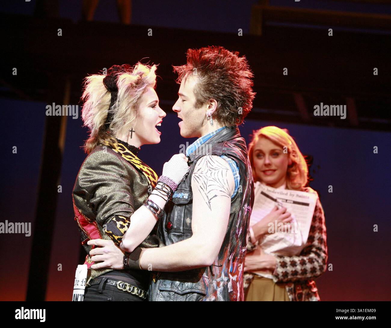 de gauche à droite : Emma Williams (Susan), Mark McGee (Jay Shea), Kelly Price (Roberta Glass) dans DESPERATELY SEEKING SUSAN at the Novello Theatre, London WC2 15/11/2007 book & concept : Peter Michael Morino Music & Lyrics : Blondie design : Tim Hatley éclairage : Hugh Vanstone Chorégraphie : Andy Blanenbuehler. réalisateur : Angus Jackson Banque D'Images