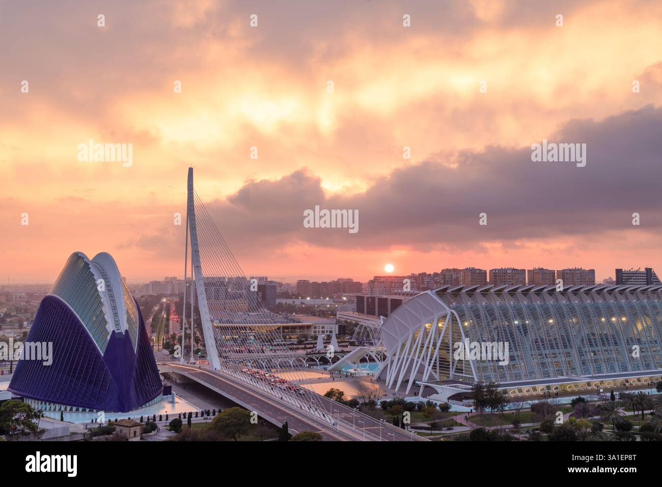 Cité des Arts et des Sciences de Valence, Espagne. au coucher du soleil, contrasté par les lignes futuristes des structures modernes. Banque D'Images