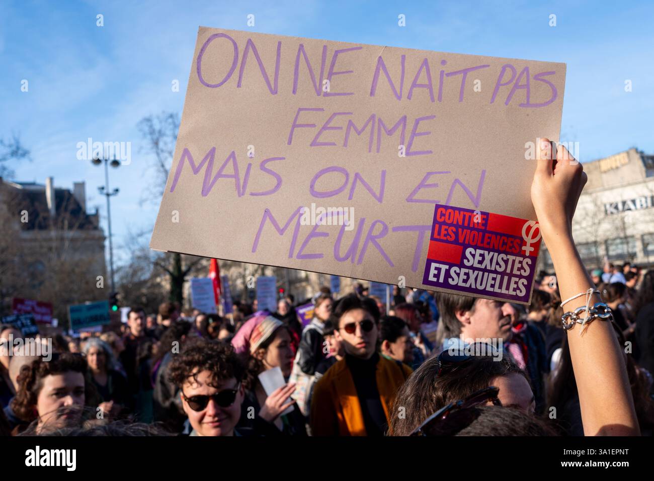 Paris, France. 8 mars 2025. Scène de manifestation avec une foule de personnes tenant des pancartes lors de la marche de la Journée de la femme à Paris, France - 8 MARS 2025 crédit : Jacques Julien/Alamy Live News Banque D'Images