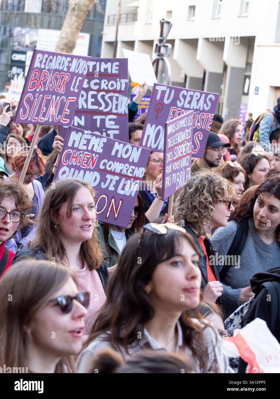 Paris, France. 8 mars 2025. Manifestants défilant et tenant des panneaux puissants lors du rassemblement de la Journée de la femme à Paris - 8 MARS 2025 crédit : Jacques Julien/Alamy Live News Banque D'Images