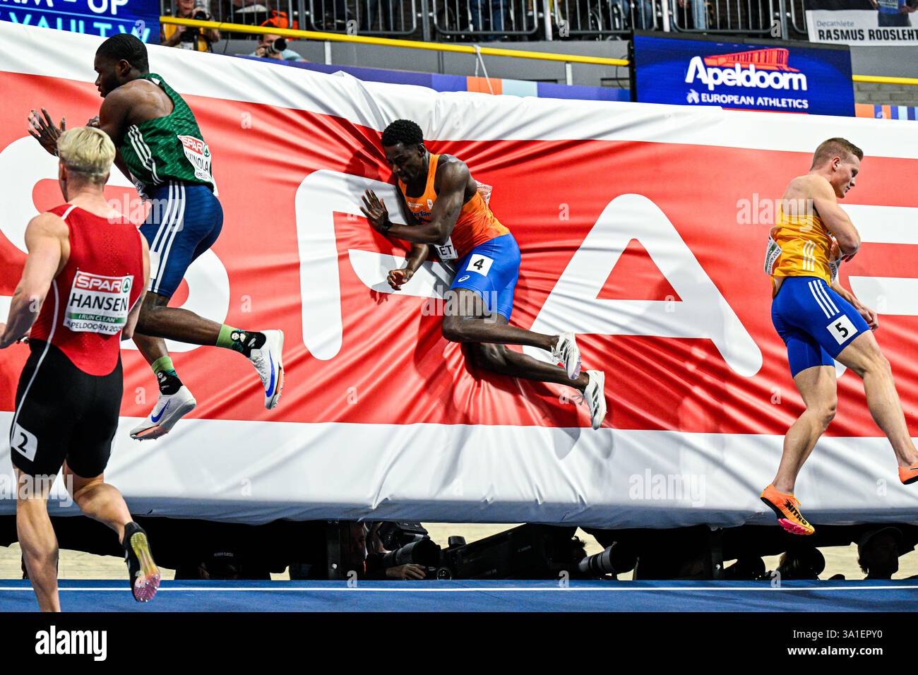 Apeldoorn, pays-Bas. 08 mars 2025. APELDOORN, PAYS-BAS - 8 MARS : Taymir Burnet, des pays-Bas, en compétition sur le 60m hommes lors de la troisième journée des Championnats d'Europe d'athlétisme en salle à Omnisport Apeldoorn le 8 mars 2025 à Apeldoorn, pays-Bas. (Photo par Andy Astfalck/BSR Agency) crédit : BSR Agency/Alamy Live News Banque D'Images