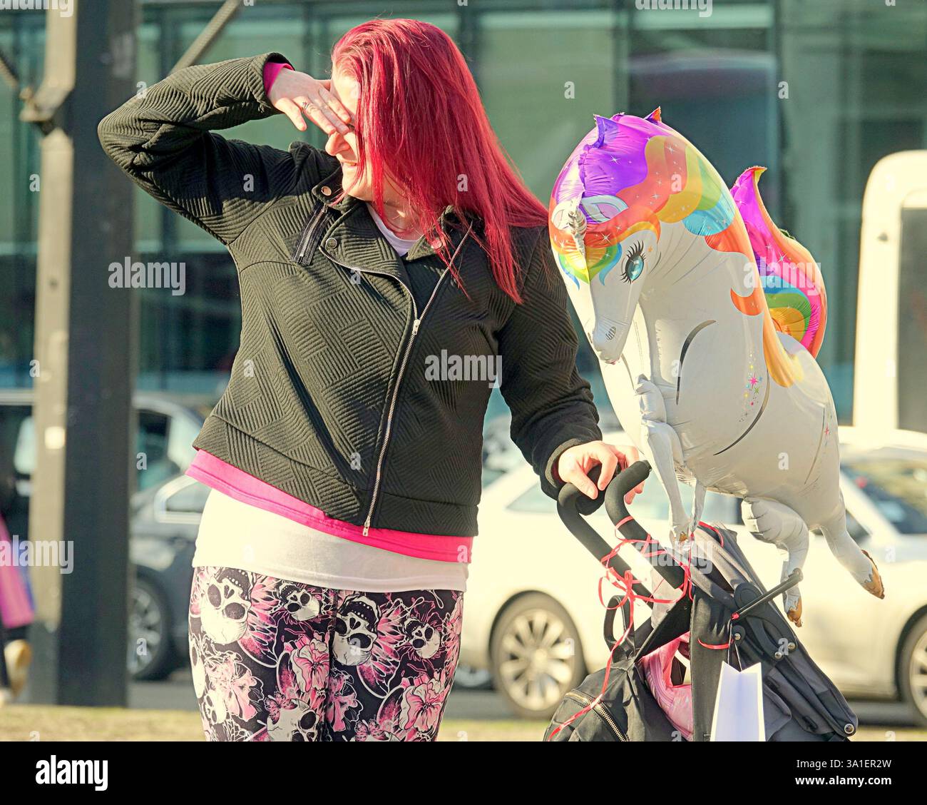 Glasgow, Écosse, Royaume-Uni. 8 mars 2025. Météo britannique : le jour ensoleillé du printemps a vu une douche occasionnelle dans le centre de la ville. Crédit Gerard Ferry/Alamy Live News Banque D'Images