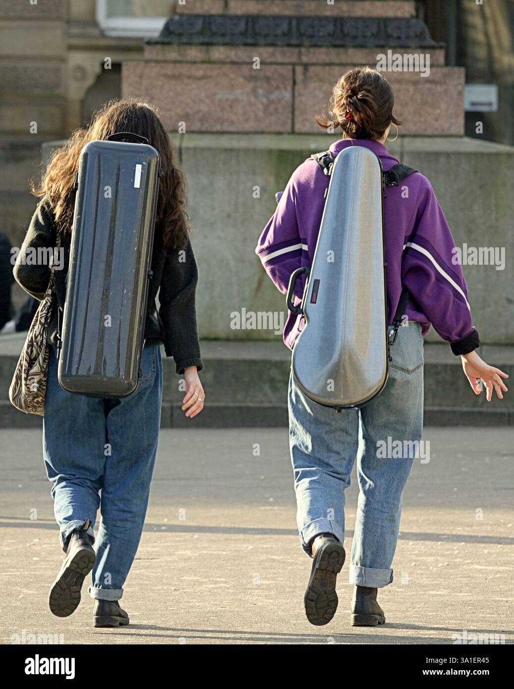 Glasgow, Écosse, Royaume-Uni. 8 mars 2025. Météo britannique : le jour ensoleillé du printemps a vu une douche occasionnelle dans le centre de la ville. Crédit Gerard Ferry/Alamy Live News Banque D'Images