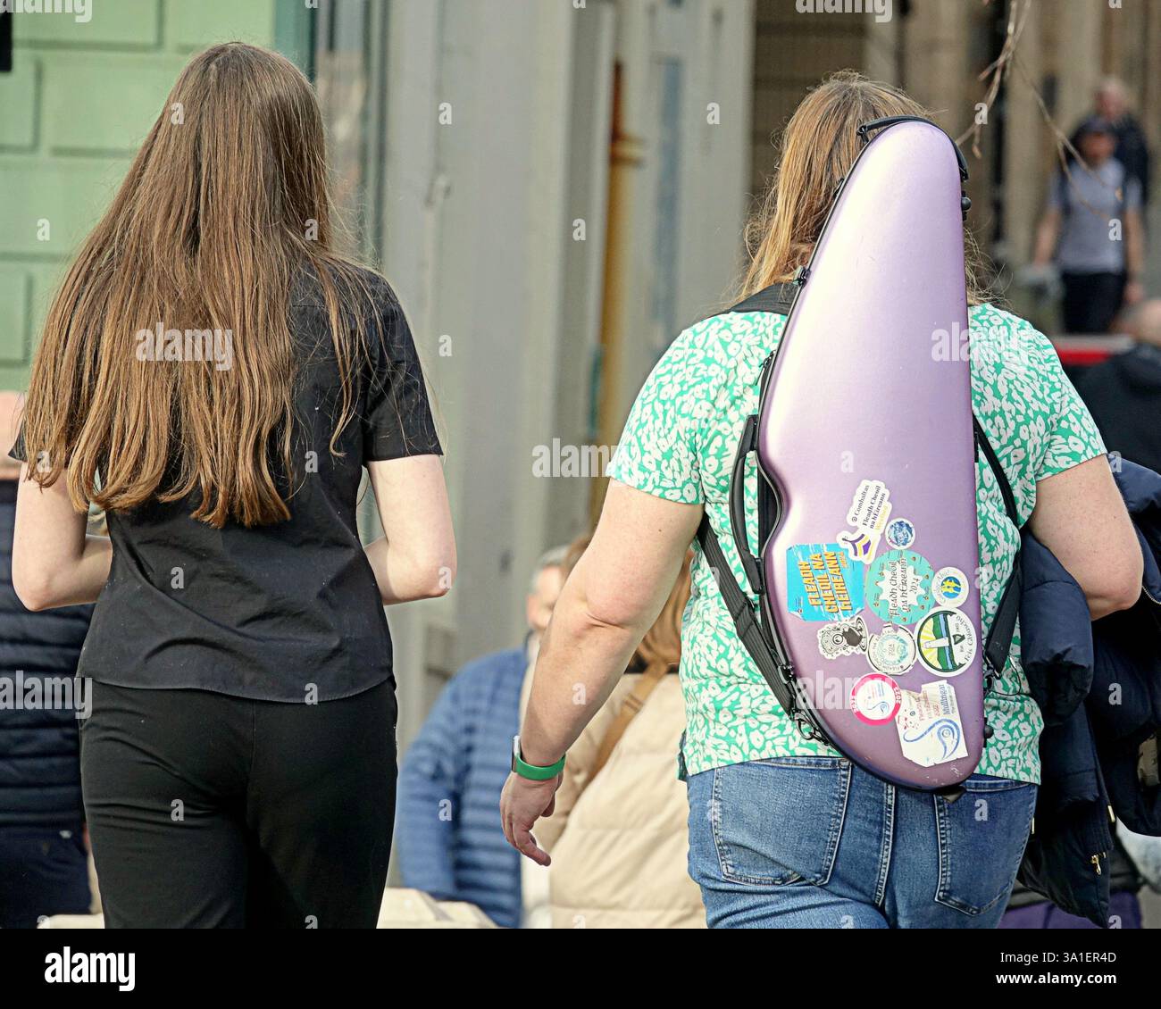 Glasgow, Écosse, Royaume-Uni. 8 mars 2025. Météo britannique : le jour ensoleillé du printemps a vu une douche occasionnelle dans le centre de la ville. Crédit Gerard Ferry/Alamy Live News Banque D'Images