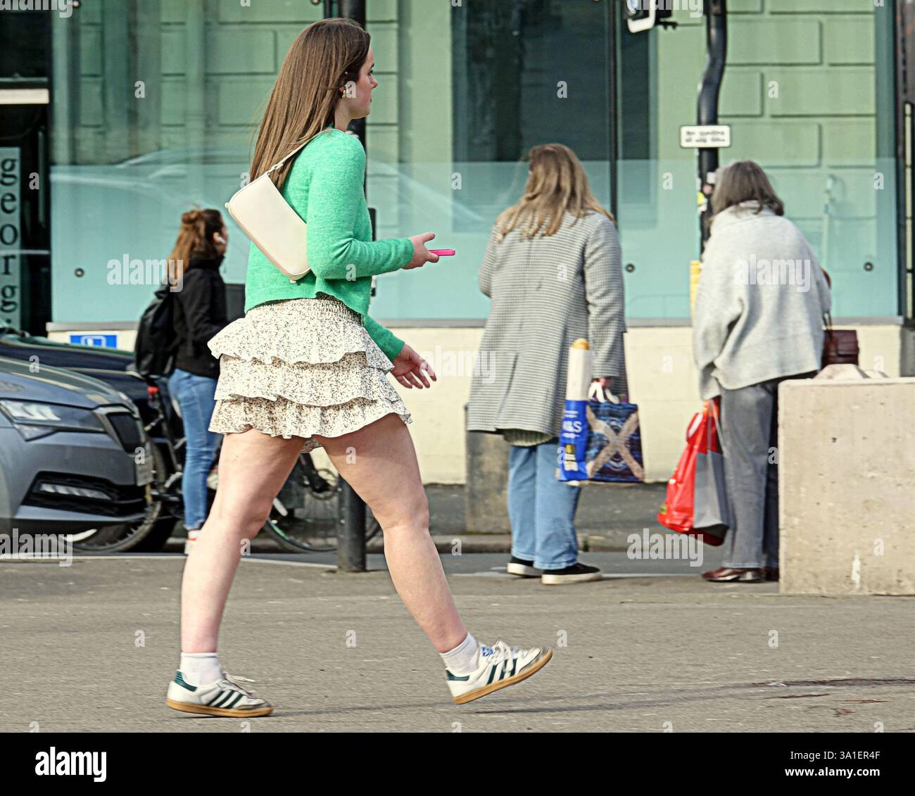 Glasgow, Écosse, Royaume-Uni. 8 mars 2025. Météo britannique : le jour ensoleillé du printemps a vu une douche occasionnelle dans le centre de la ville. Crédit Gerard Ferry/Alamy Live News Banque D'Images