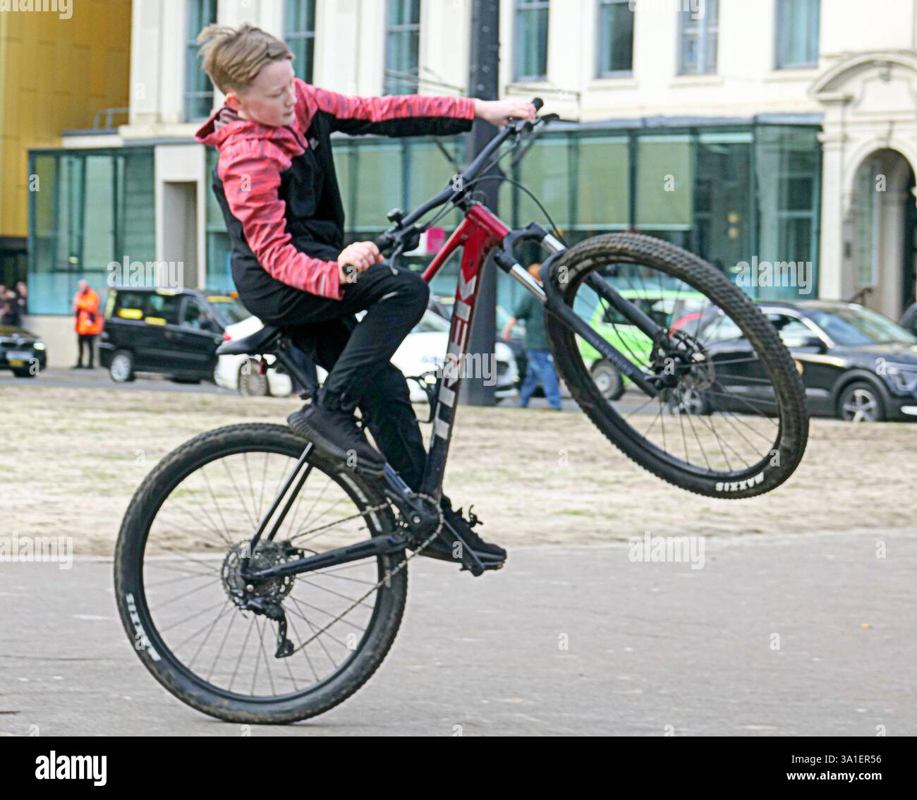 Glasgow, Écosse, Royaume-Uni. 8 mars 2025. Météo britannique : le jour ensoleillé du printemps a vu une douche occasionnelle dans le centre de la ville. Crédit Gerard Ferry/Alamy Live News Banque D'Images