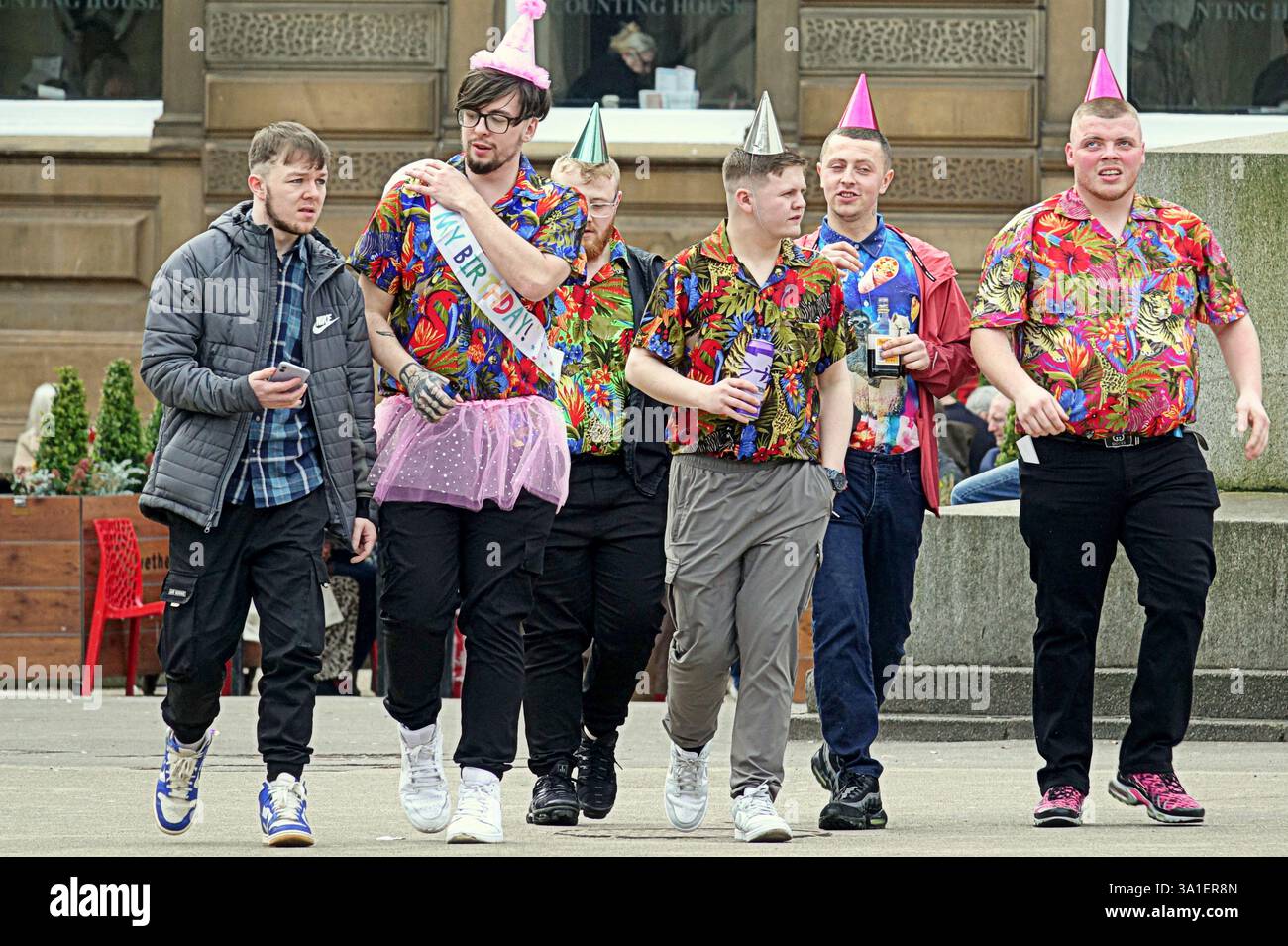 Glasgow, Écosse, Royaume-Uni. 8 mars 2025. Météo britannique : le jour ensoleillé du printemps a vu une douche occasionnelle dans le centre de la ville. Crédit Gerard Ferry/Alamy Live News Banque D'Images