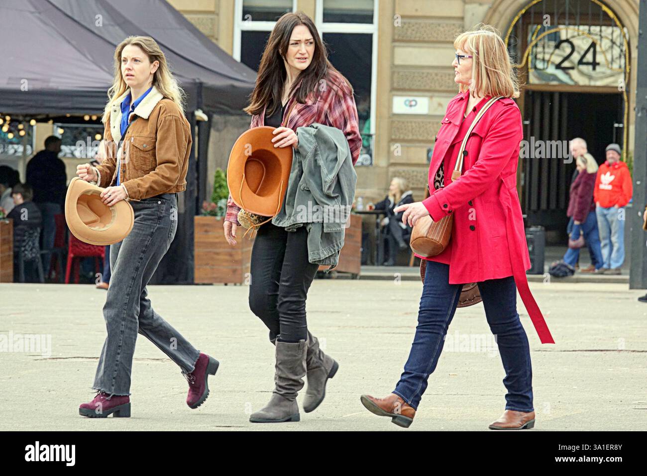 Glasgow, Écosse, Royaume-Uni. 8 mars 2025. Météo britannique : le jour ensoleillé du printemps a vu une douche occasionnelle dans le centre de la ville. Crédit Gerard Ferry/Alamy Live News Banque D'Images