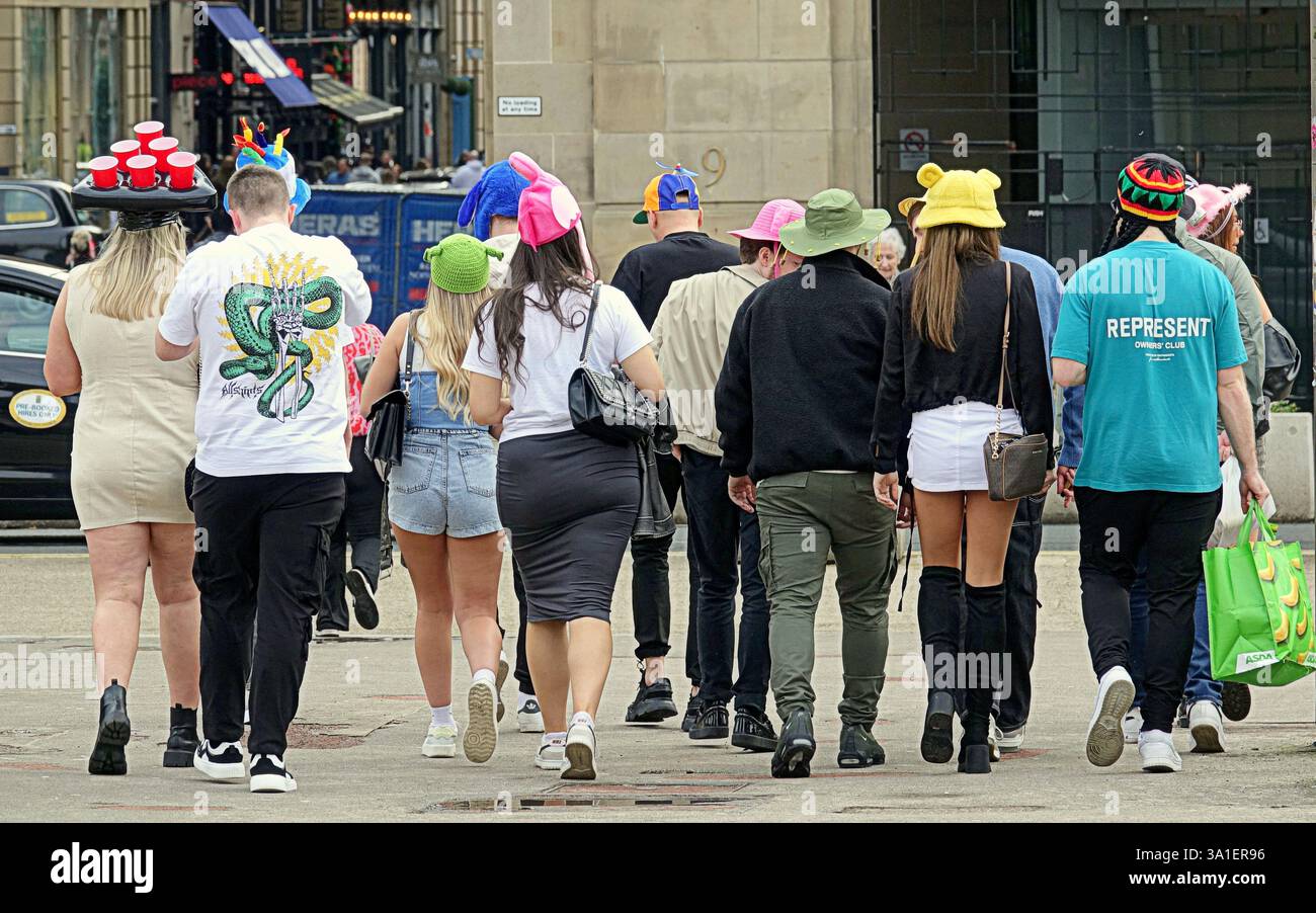Glasgow, Écosse, Royaume-Uni. 8 mars 2025. Météo britannique : le jour ensoleillé du printemps a vu une douche occasionnelle dans le centre de la ville. Crédit Gerard Ferry/Alamy Live News Banque D'Images