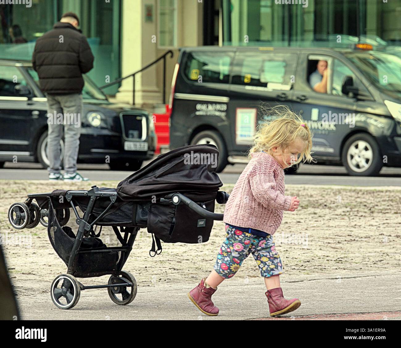 Glasgow, Écosse, Royaume-Uni. 8 mars 2025. Météo britannique : le jour ensoleillé du printemps a vu une douche occasionnelle dans le centre de la ville. Crédit Gerard Ferry/Alamy Live News Banque D'Images