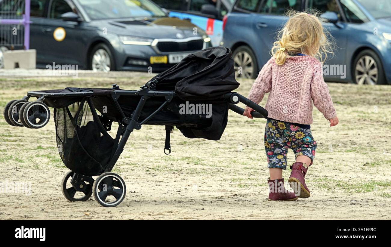 Glasgow, Écosse, Royaume-Uni. 8 mars 2025. Météo britannique : le jour ensoleillé du printemps a vu une douche occasionnelle dans le centre de la ville. Crédit Gerard Ferry/Alamy Live News Banque D'Images