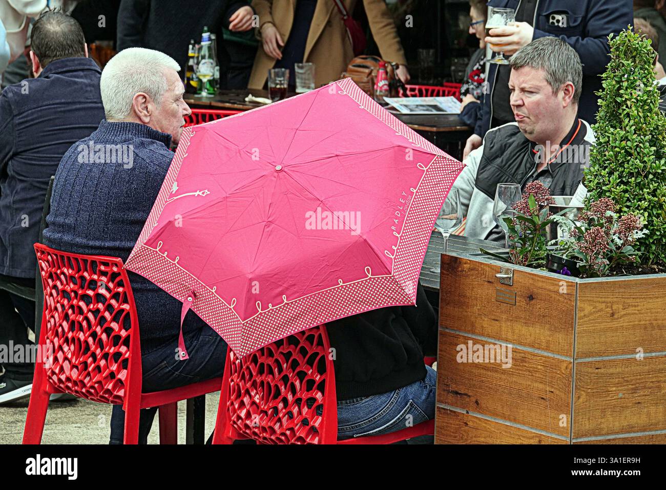 Glasgow, Écosse, Royaume-Uni. 8 mars 2025. Météo britannique : le jour ensoleillé du printemps a vu une douche occasionnelle dans le centre de la ville. Crédit Gerard Ferry/Alamy Live News Banque D'Images