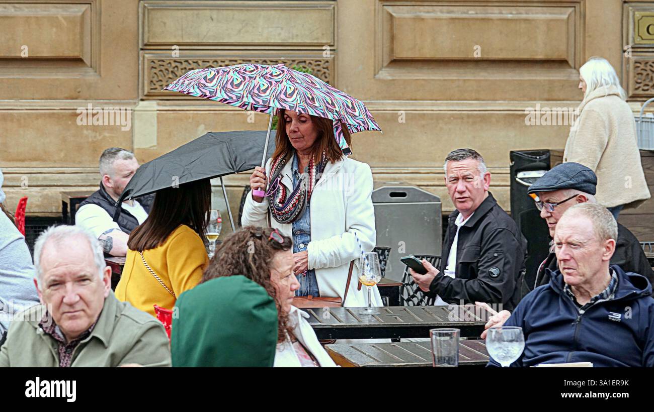 Glasgow, Écosse, Royaume-Uni. 8 mars 2025. Météo britannique : le jour ensoleillé du printemps a vu une douche occasionnelle dans le centre de la ville. Crédit Gerard Ferry/Alamy Live News Banque D'Images