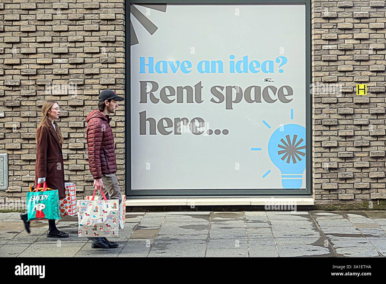 Glasgow, Écosse, Royaume-Uni. 8 mars 2025. Météo britannique : le jour ensoleillé du printemps a vu une douche occasionnelle dans le centre de la ville. Crédit Gerard Ferry/Alamy Live News Banque D'Images