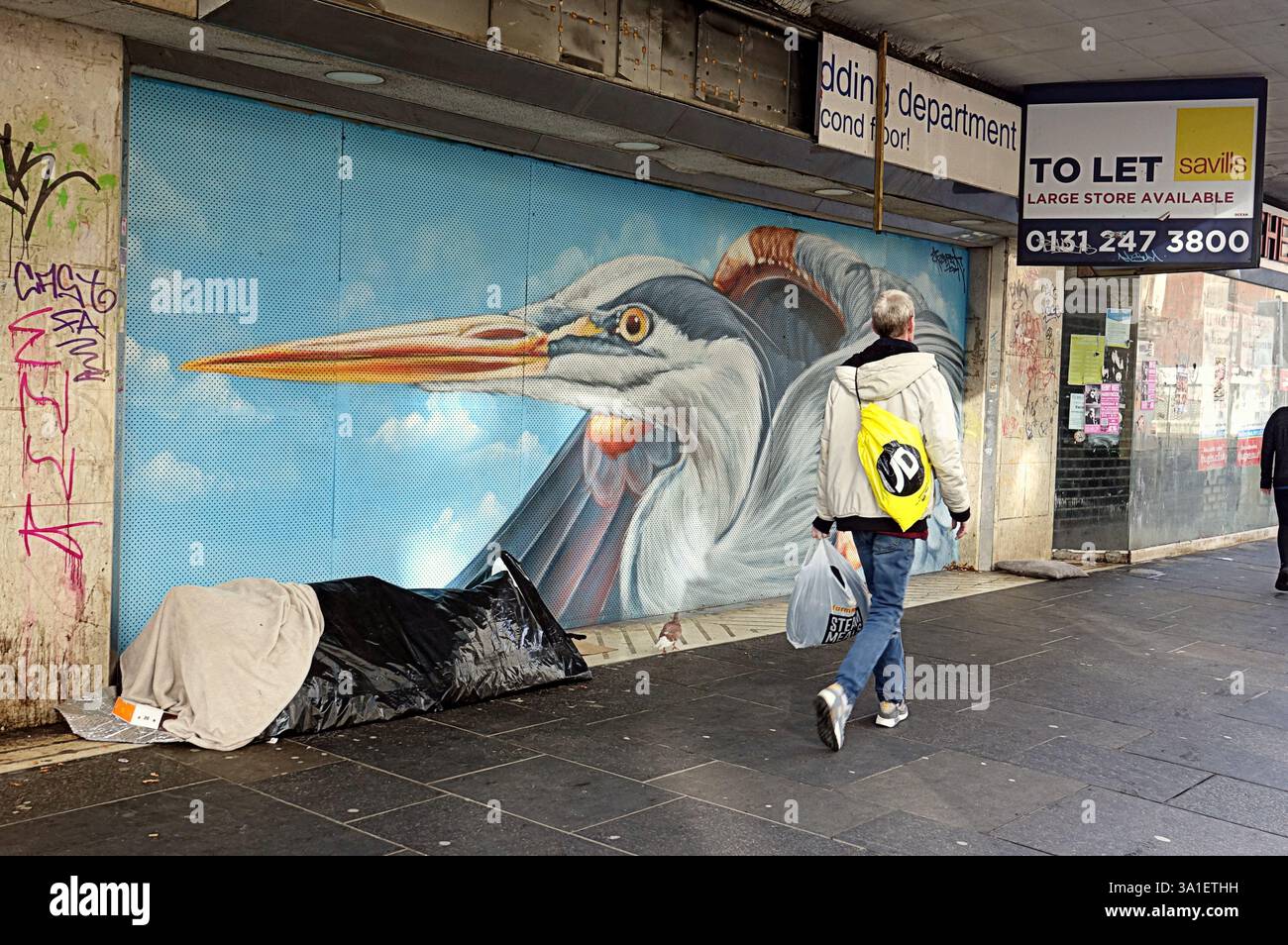 Glasgow, Écosse, Royaume-Uni. 8 mars 2025. Météo britannique : le jour ensoleillé du printemps a vu une douche occasionnelle dans le centre de la ville. Tente sans abri livrée par une cigogne sur la rue argyle. Crédit Gerard Ferry/Alamy Live News Banque D'Images