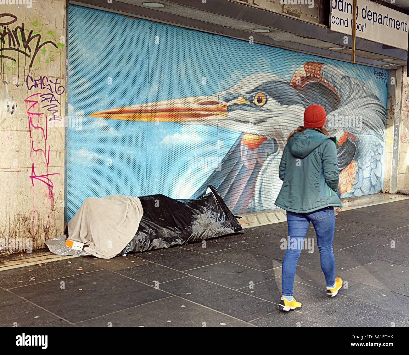 Glasgow, Écosse, Royaume-Uni. 8 mars 2025. Météo britannique : le jour ensoleillé du printemps a vu une douche occasionnelle dans le centre de la ville. Tente sans abri livrée par une cigogne sur la rue argyle. Crédit Gerard Ferry/Alamy Live News Banque D'Images
