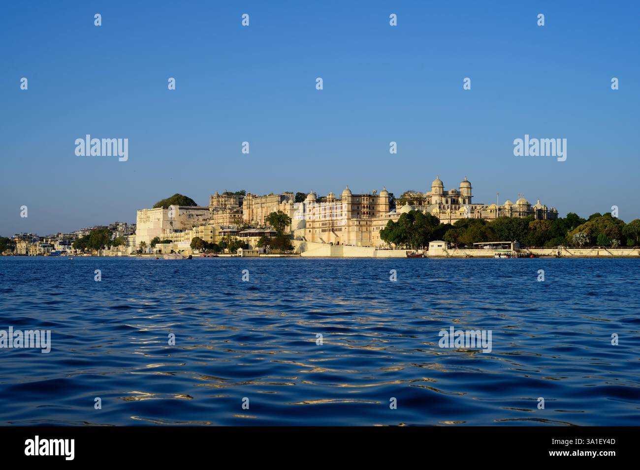 Udaipur City Palace Raj Mahal sur le lac Pichola façade extérieure dans la soirée Banque D'Images