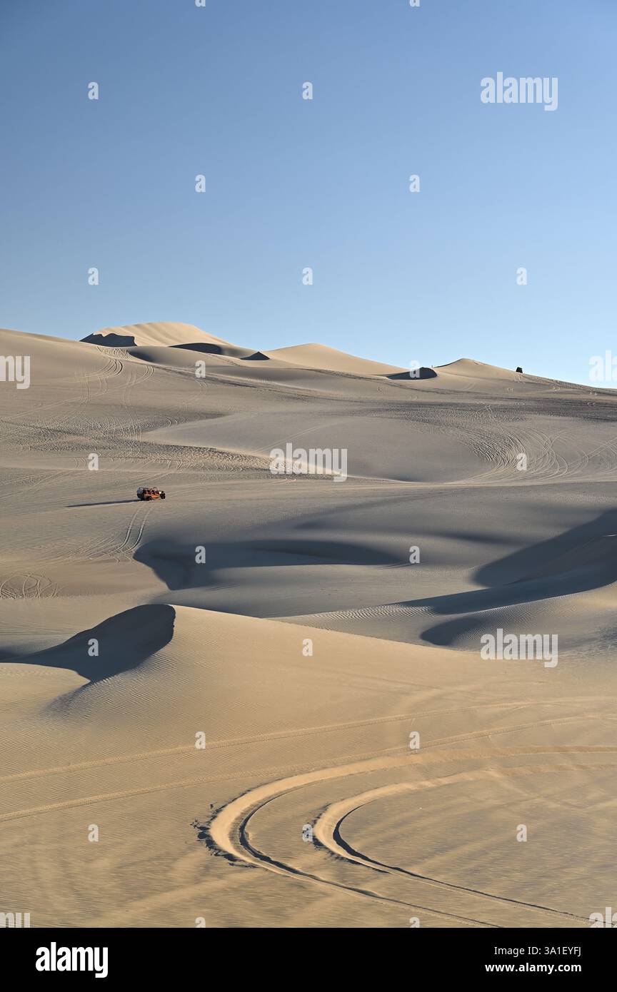 Buggy dune dans les dunes de sable du désert d'ICA, traces de pneus dans le sable au premier plan. Pérou Banque D'Images