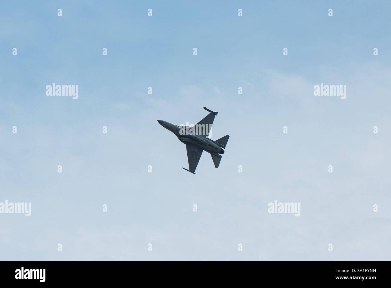 Bangkok, Thaïlande. 08 mars 2025. (Scénario hypothétique) Hot Scramble Gripen C 'Shark' 701 TFS décolle pour intercepter l'avion T-50 TH au-dessus du ciel dans le spectacle aérien pour célébrer le 88e anniversaire de la Royal Thai Air Force (RTAF) à l'escadre 6 Royal Thai Air Force le 8 mars 2025 à Bangkok, Thaïlande. (Photo de Teera Noisakran/Sipa USA) crédit : Sipa USA/Alamy Live News Banque D'Images