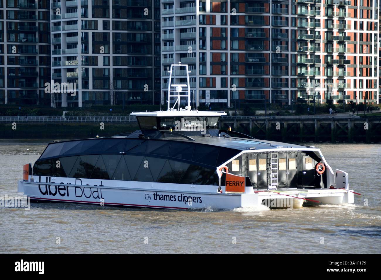 ORBIT CLIPPER, un traversier entièrement électrique à émissions nulles, livré à Londres avant la mise en service sur la Tamise. Banque D'Images