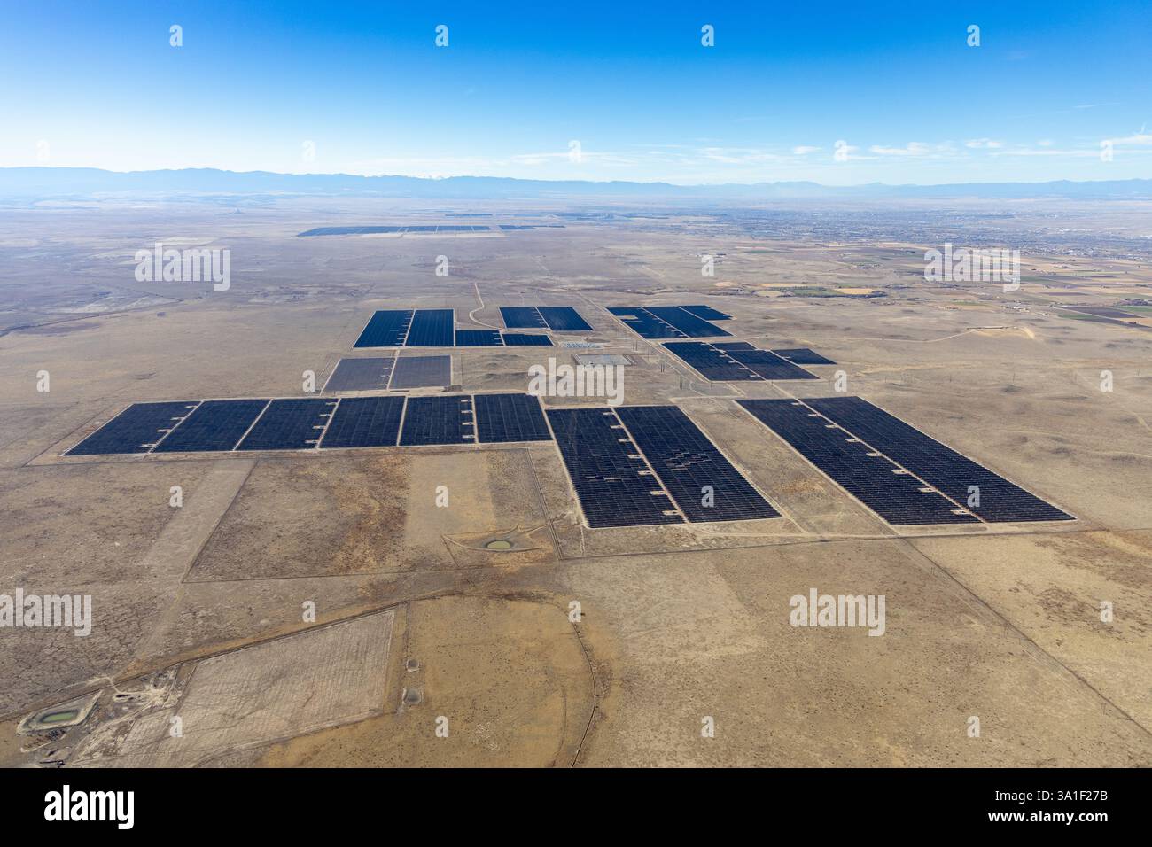 Vue aérienne d'une grande installation d'énergie solaire dans le Colorado, États-Unis. Banque D'Images