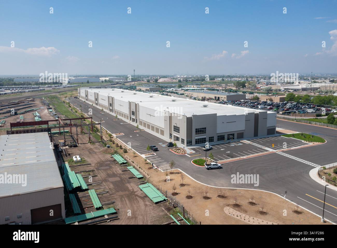 Vue aérienne d'un grand entrepôt industriel près de Denver, Colorado, États-Unis. Banque D'Images