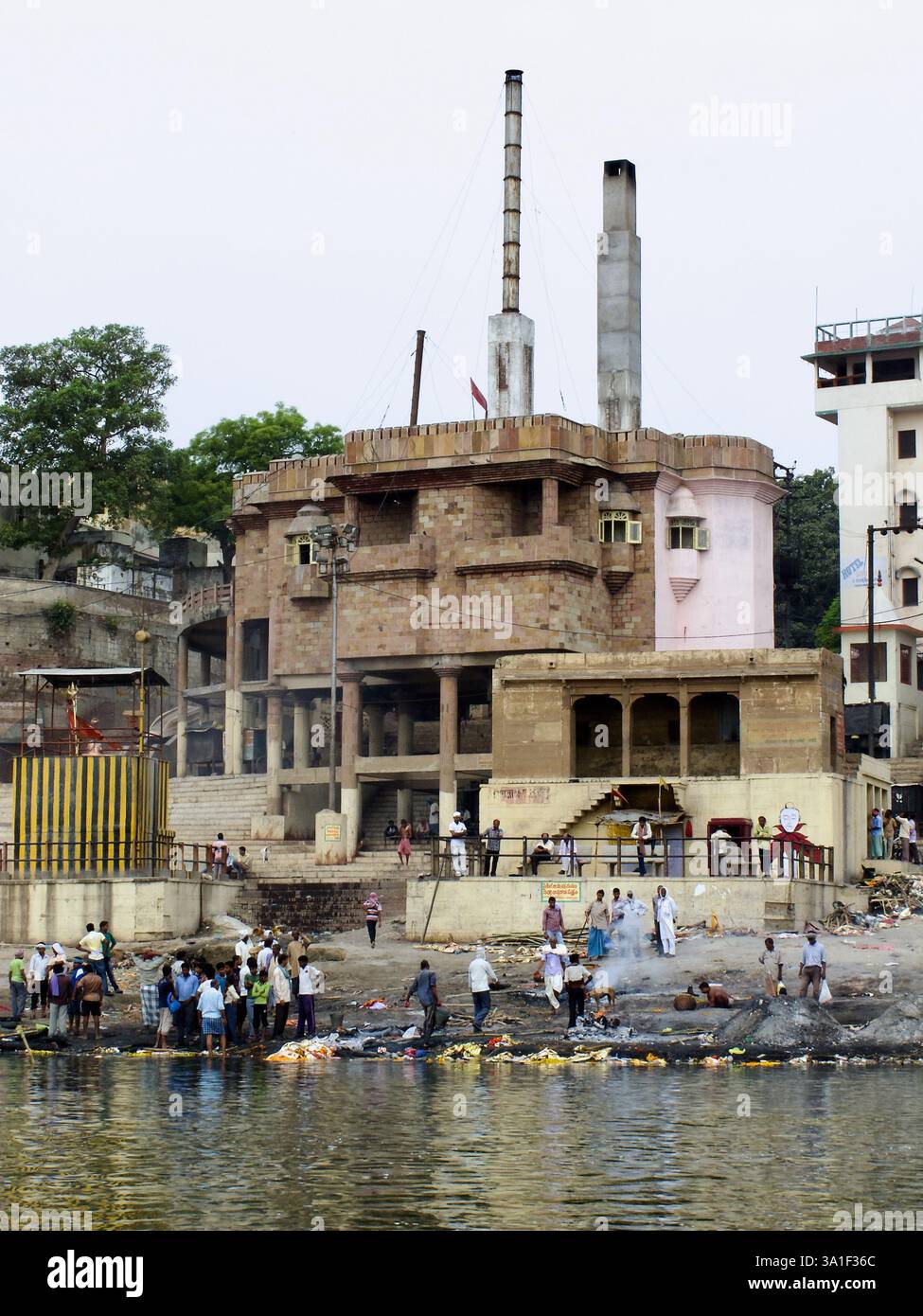 Crémations en cours à Harishchandra Ghat, l'un des plus anciens ghats en activité le long du Gange à Varanasi, en Inde. Banque D'Images Crémations en cours à Harishchandra Ghat, l'un des plus anciens ghats en activité le long du Gange à Varanasi, en Inde. Banque D'Images