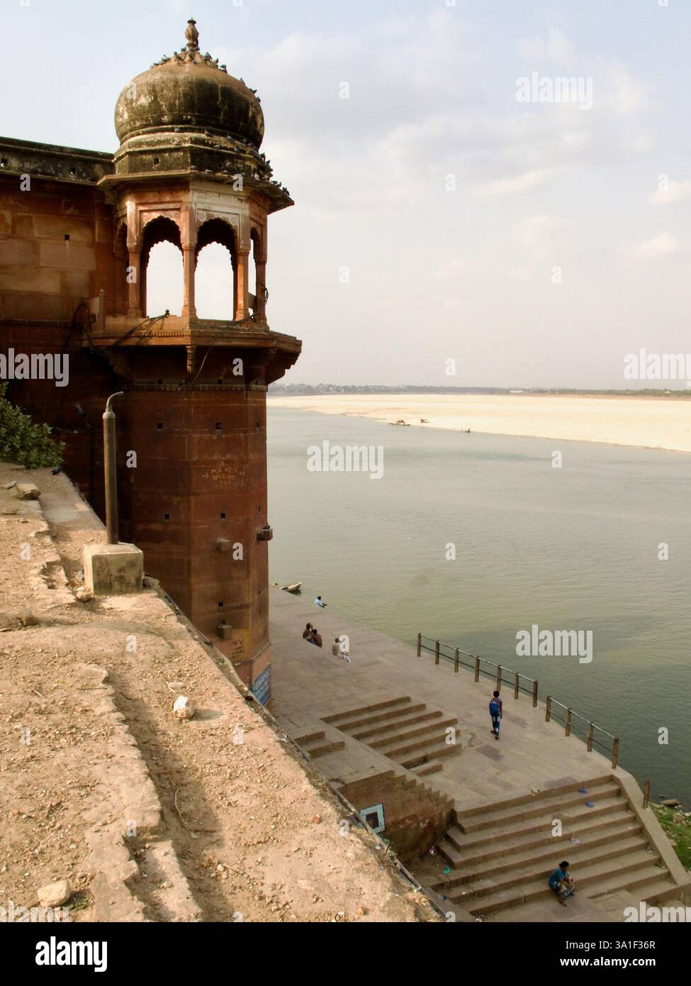 Vue depuis Chet Singh Ghat à Varanasi surplombant le Gange et son immense banc de sable sur la rive opposée pendant la saison sèche. Banque D'Images