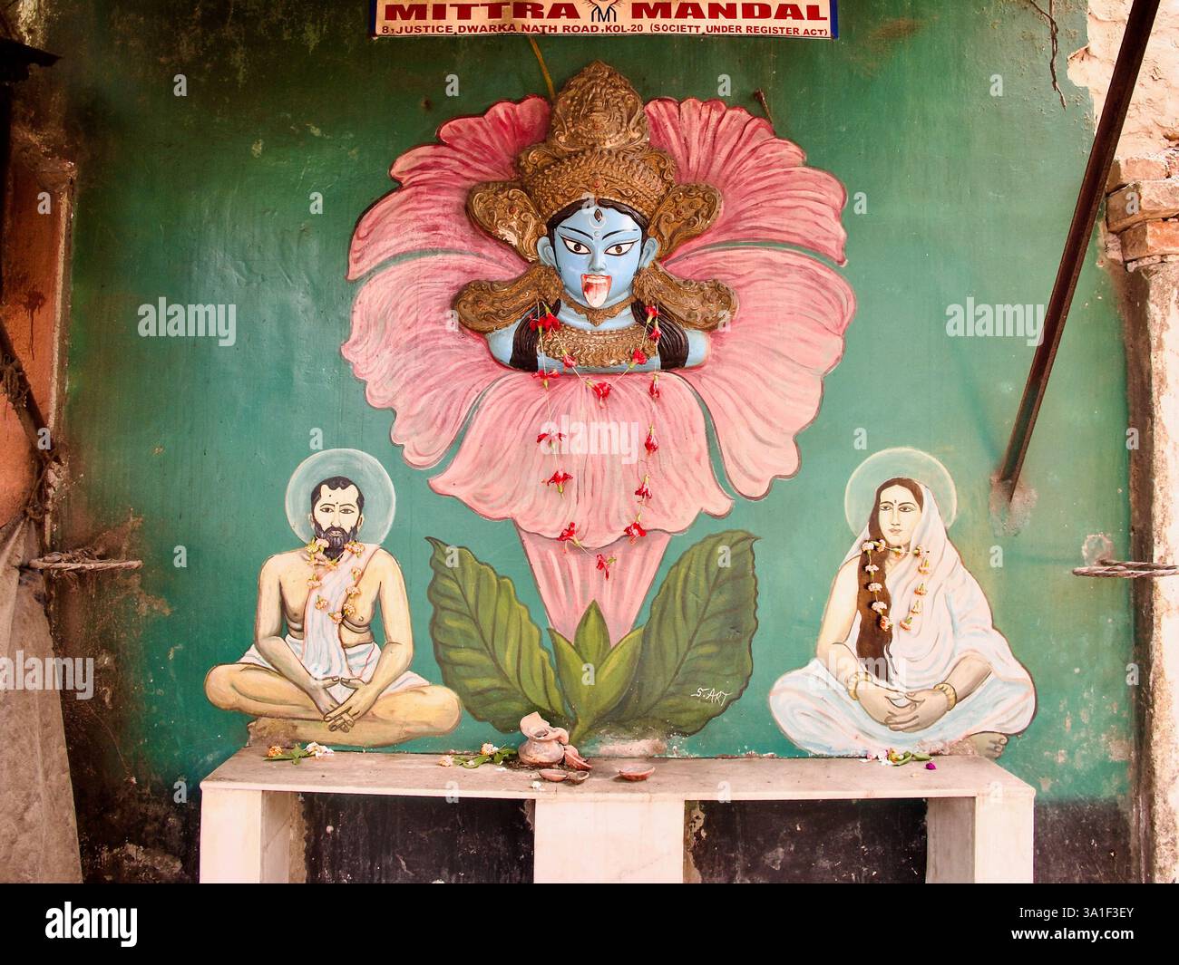 Une peinture murale de la déesse Kali, Ramakrishna Paramahamsa et Sarada Devi au Mitra Mandal, Kolkata, mêlant Shakta et traditions védantiques. Banque D'Images