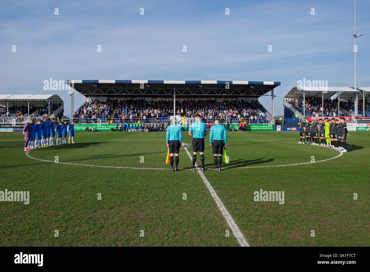 Les joueurs des deux clubs observent une minute de silence en mémoire de Poppy Atkinson, dix ans, tué dans un tragique accident au Kendal Rugby Club lors du match de Sky Bet League 2 entre Barrow et Accrington Stanley à Holker Street, Barrow-in-Furness, samedi 8 mars 2025. (Photo : Ian Allington | mi News) crédit : MI News & Sport /Alamy Live News Banque D'Images