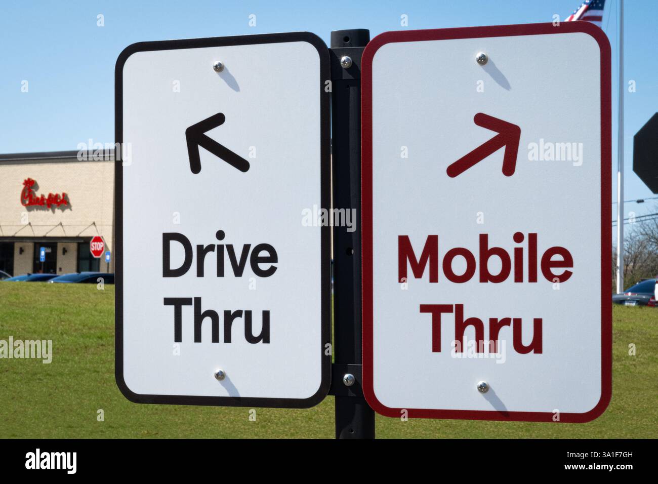 Panneaux directionnels pour les voies de passage au volant et mobiles à Chick-fil-A Centerville à Snellville, Géorgie. (ÉTATS-UNIS) Banque D'Images