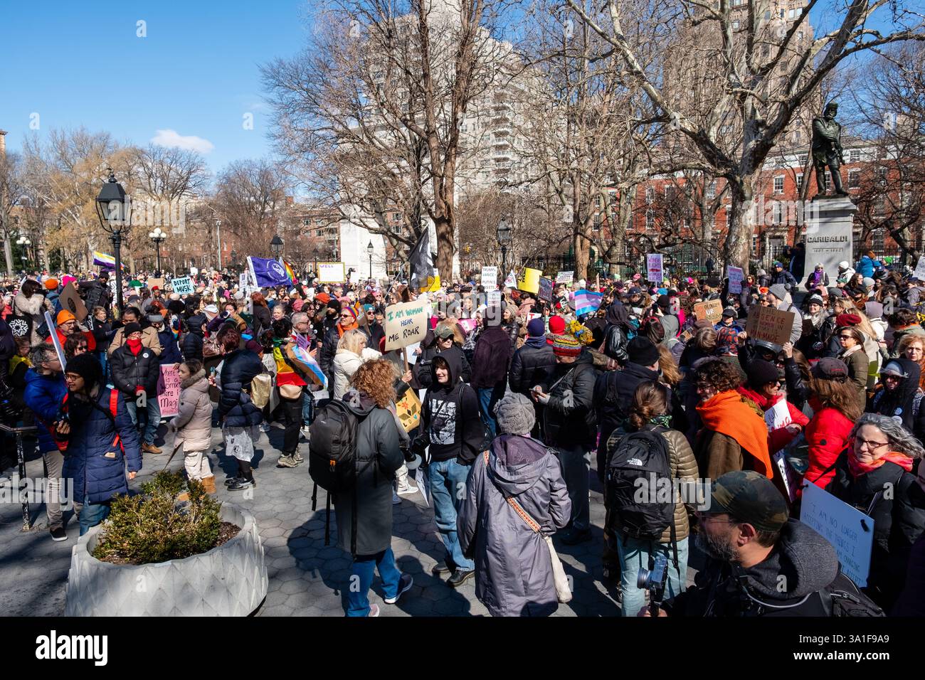 New York, NY, États-Unis. 8 mars 2025. Des milliers de femmes et de sympathisants se sont rassemblés à Washington Square Park pour un rassemblement et une marche vers Union Square pour soutenir les droits des femmes, des gays, des transgenres et des personnes à l'occasion de la Journée internationale de la femme. Crédit : Ed Lefkowicz/Alamy Live News Banque D'Images