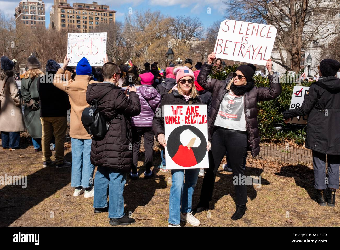 New York, NY, États-Unis. 8 mars 2025. Des milliers de femmes et de sympathisants se sont rassemblés à Washington Square Park pour un rassemblement et une marche vers Union Square pour soutenir les droits des femmes, des gays, des transgenres et des personnes à l'occasion de la Journée internationale de la femme. Crédit : Ed Lefkowicz/Alamy Live News Banque D'Images