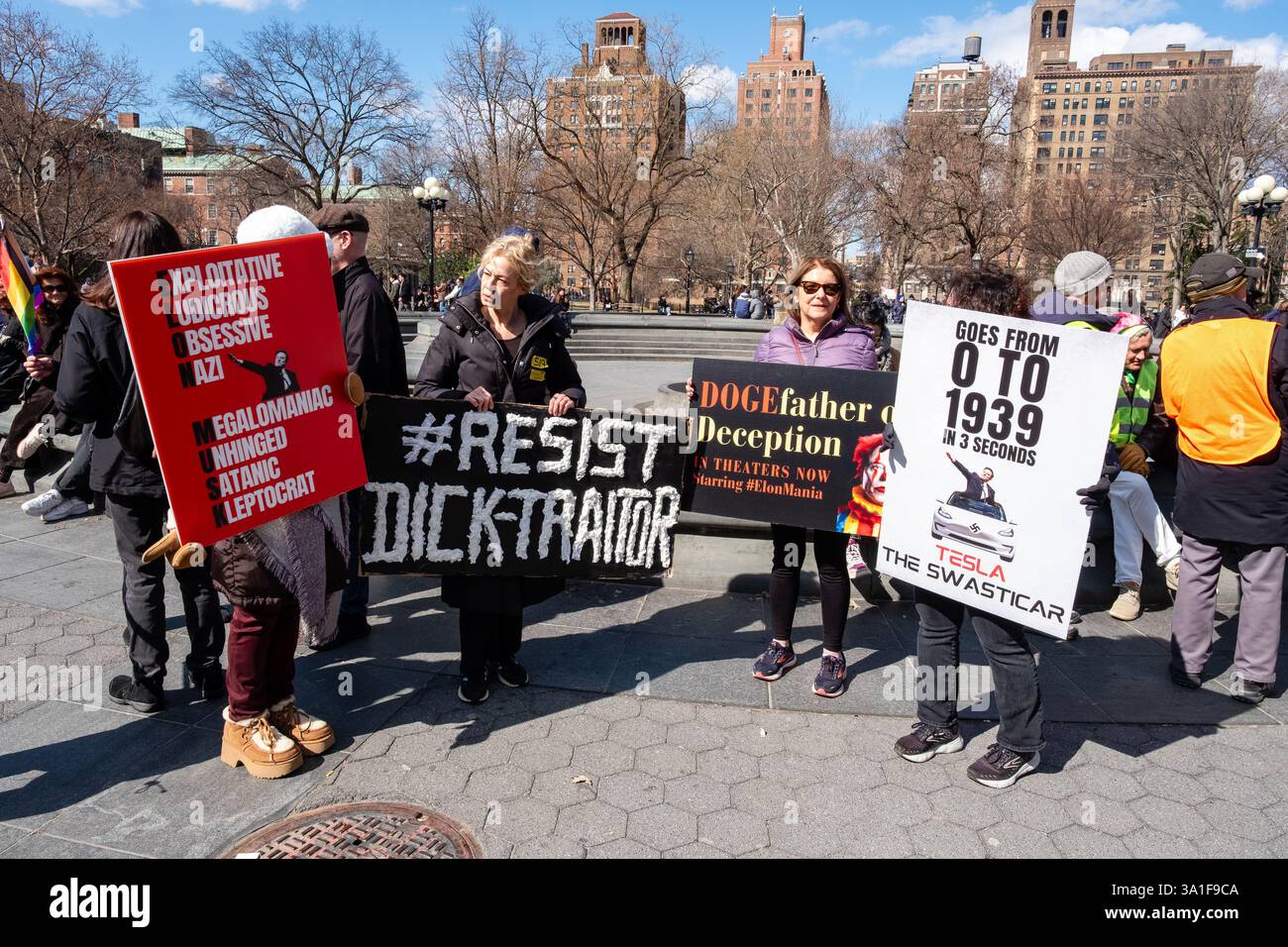 New York, NY, États-Unis. 8 mars 2025. Des milliers de femmes et de sympathisants se sont rassemblés à Washington Square Park pour un rassemblement et une marche vers Union Square pour soutenir les droits des femmes, des gays, des transgenres et des personnes à l'occasion de la Journée internationale de la femme. Crédit : Ed Lefkowicz/Alamy Live News Banque D'Images