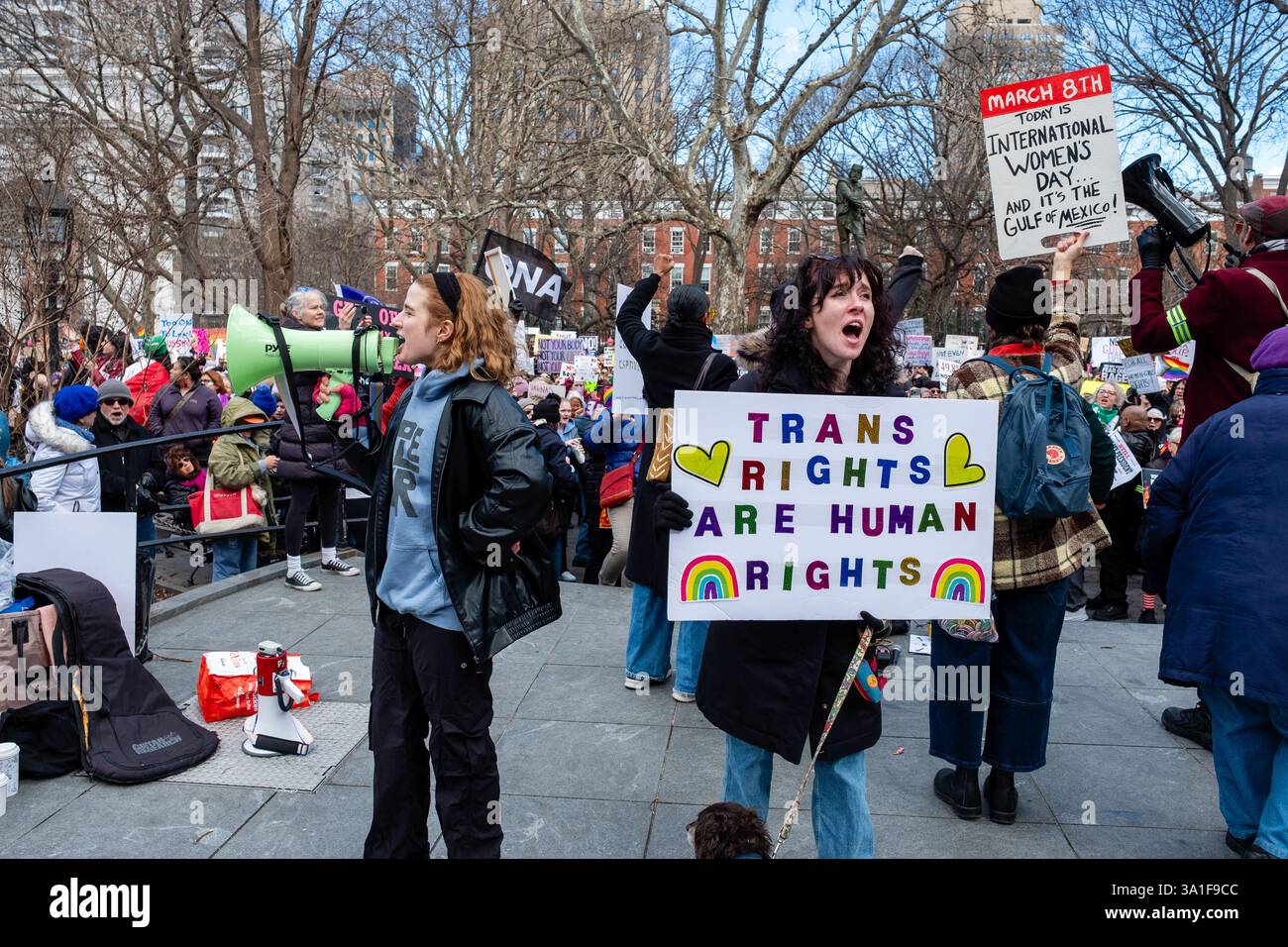 New York, NY, États-Unis. 8 mars 2025. Des milliers de femmes et de sympathisants se sont rassemblés à Washington Square Park pour un rassemblement et une marche vers Union Square pour soutenir les droits des femmes, des gays, des transgenres et des personnes à l'occasion de la Journée internationale de la femme. Crédit : Ed Lefkowicz/Alamy Live News Banque D'Images