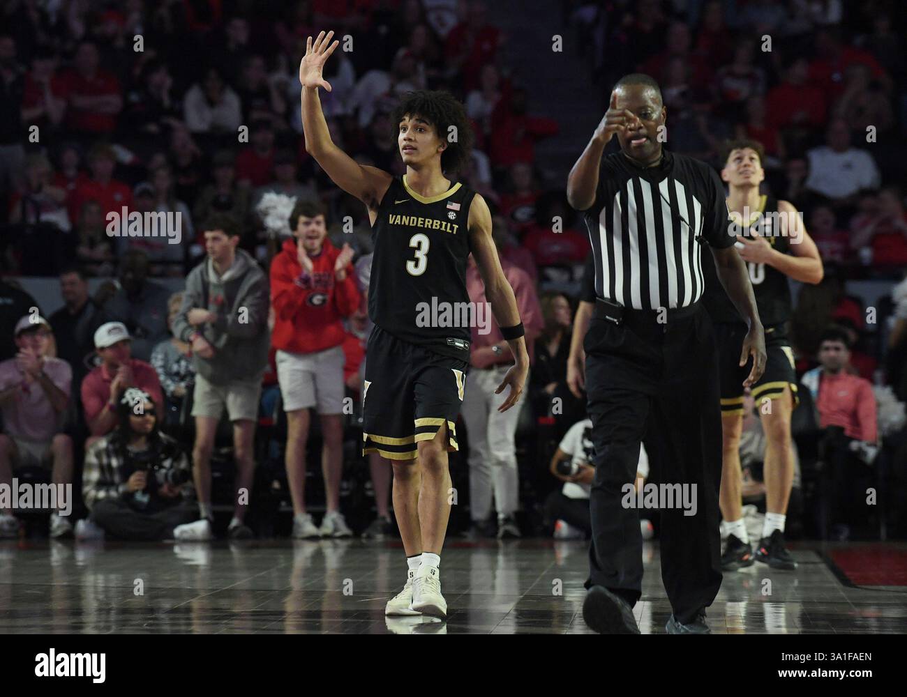 ATHENS, GA - MARCH 08: Vanderbilt Commodores guard Tyler Nickel (5) calls a play during the college basketball game between the Vanderbilt Commodores and the Georgia Bulldogs on March 08, 2025, at Stegeman Coliseum in Athens, GA. (Photo by Jeffrey Vest/Icon Sportswire) (Icon Sportswire via AP Images) Banque D'Images