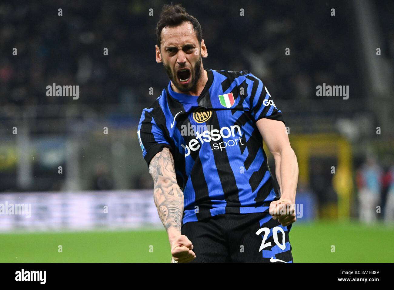 Hakan Çalhanoglu de l'Inter FC célébrant après un but lors du match de football italien de Serie A entre l'Inter FC et le C Monza le 8 mars 2025 au stade Giuseppe Meazza San Siro Siro à Milan, Italie Banque D'Images