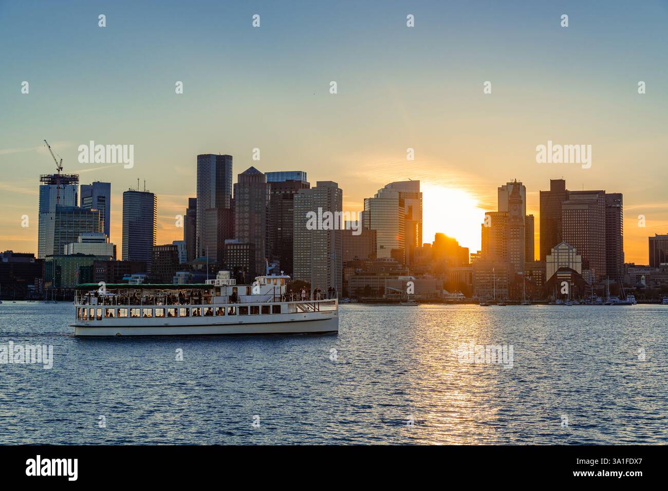 Horizon de Boston la nuit avec ciel coloré. Banque D'Images